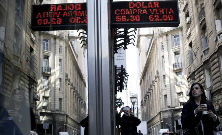 Pizarra de un banco del centro de Buenos Aires con la cotización del dólar frente al peso argentino.