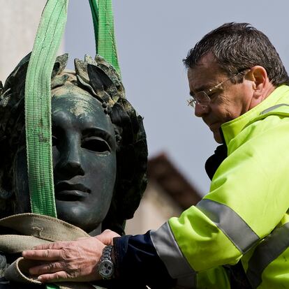 Barcelona, 30/01/2011
Con Vivas a la República y banderas tricolores se ha festejado la retirada de la escultura de la Victoria en el cruce del Paseo de Gràcia y la avenida de la Diagonal de Barcelona.
foto: Gianluca Battista