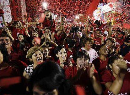 Seguidores del PRI celebran la victoria de su partido en las calles de Hermosillo, al norte de México.