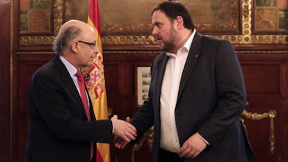 Cristóbal Montoro saluda a Oriol Junqueras