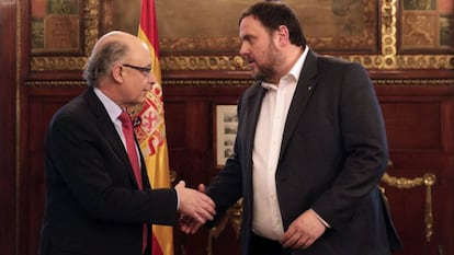 Crist&oacute;bal Montoro saluda a Oriol Junqueras