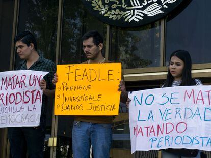 Manifestantes sostienen carteles durante una protesta contra de la violencia hacia los miembros de los medios de comunicación frente a la oficina del Fiscal General en Guadalajara, México en 2017.