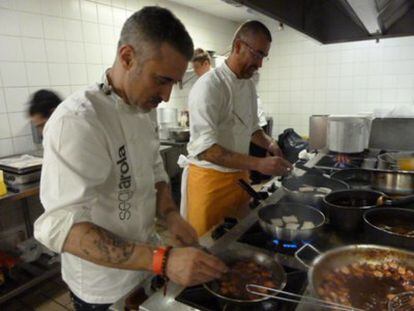 El chef español Sergi Arola (izquierda) y el brasileño Alex Atala cocinan en Millsime Sao Paolo.