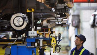 Un trabajador en la planta de Ford en Almussafes (Valencia).