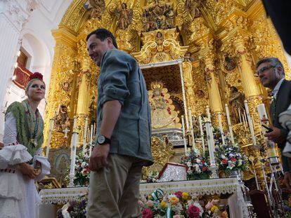 El presidente de la Junta de Andalucía, Juan Manuel Moreno, en la ermita de El Rocío (Huelva).