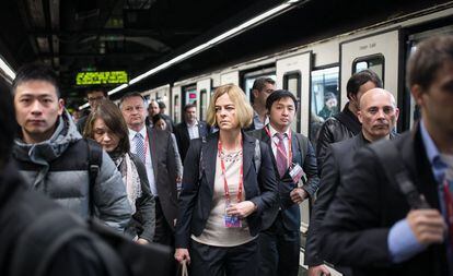 Anden de la L3 en Plaza Espana colapsado por la afluencia de congresistas que salen del metro.
