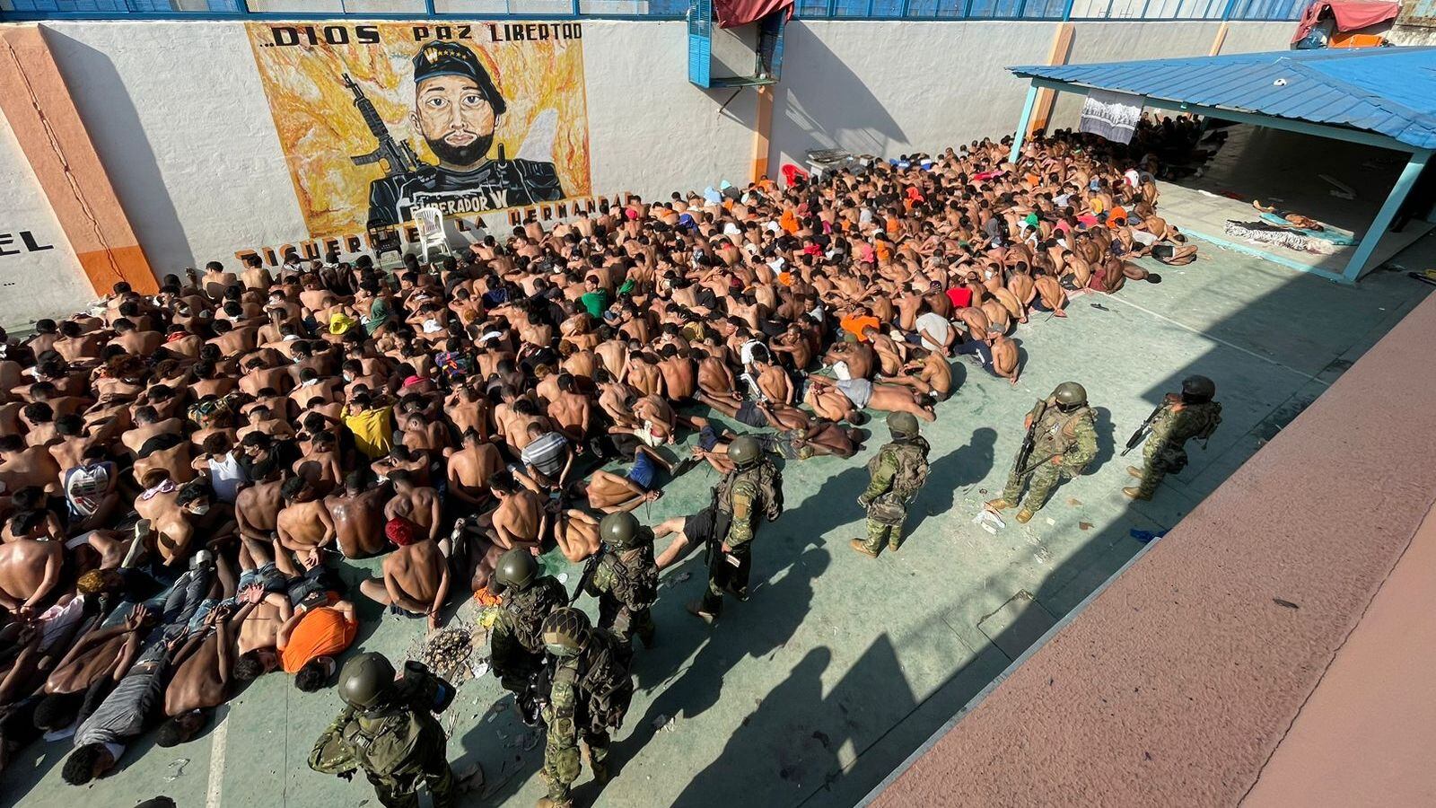 Militares ecuatorianos custodian el pasado 26 de julio a un grupo de reclusos en la prisión de Guayaquil tras recuperar el control del centro tras varios días de enfrentamientos entre bandas en su interior.