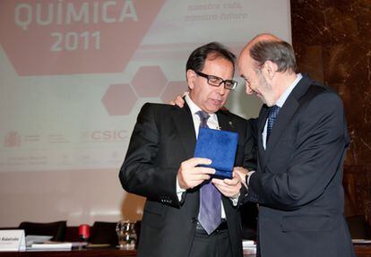 Alfredo Pérez Rubalcaba ha hecho entrega al científico Avelino Corma de la Medalla de Oro de la investigación en química 2001-2010 en el acto de inauguración del Año Internacional de la Química, celebrado en el CSIC.