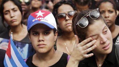 Estudiantes cubanas despiden a Fidel Castro en La Habana. 