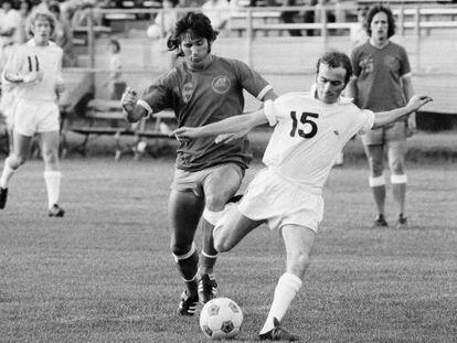 Ferrucio Mazzola, a punto de golpear el bal&oacute;n, en 1975. 