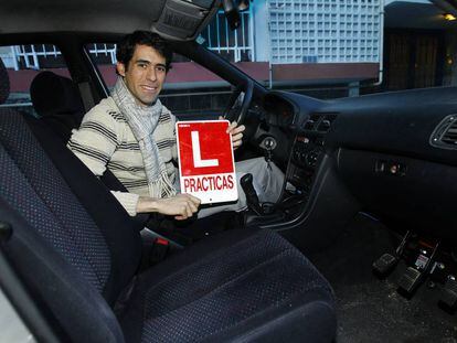 Un joven muestra su L tras aprobar el carnet de conducir.