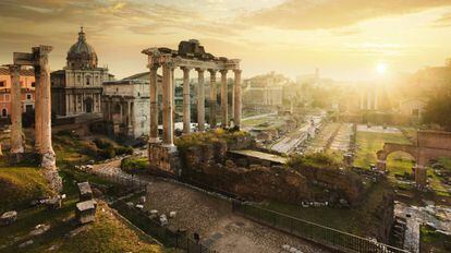 Atardecer en el Foro Romano, con las ruinas del templo de Saturno en el centro.