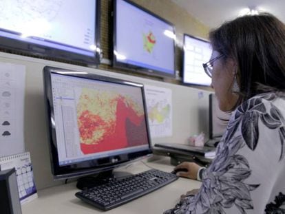 Mujer trabaja en el mapa del Monitor de Sequ&iacute;as del Noreste Brasile&ntilde;o.