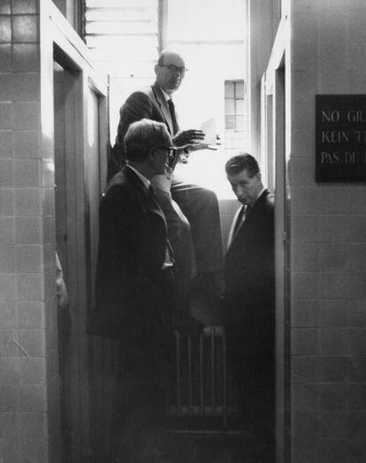 Detectives de Scotland Yard investigan los cuartos de baño masculinos de la National Gallery de Londres tras el robo de un cuadro de Goya en agosto de 1961. 