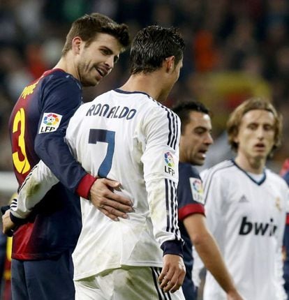 Gerard Piqué saluda al portugués Ronaldo tras el partido.