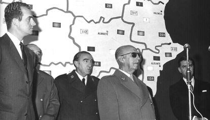 Tomás Garicano Goñi, ministro de Gobernación, entre el entonces príncipe Juan Carlos y Francisco Franco.