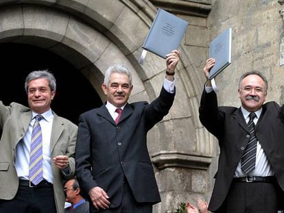 De izquierda a derecha, Joan Saura (ICV), Pasqual Maragall y Josep Lluis Carod-Rovira firman el Pacto del Tinell en 2003.