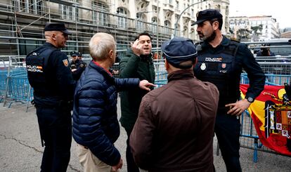Varios manifestantes discuten entre ellos por las banderas de España frente al Congreso.