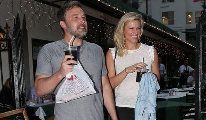 Ben Affleck y Lindsay Shookus, en un restaurante en Santa M&oacute;nica.