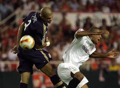 Pepe, a la izquierda, lucha por controlar el balón con Luis Fabiano.