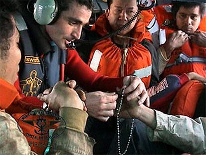 Tripulantes filipinos y griegos, dentro del helicóptero que les rescató del petrolero siniestrado.