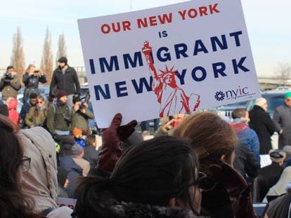 Manifestaciones contra el veto migratorio a la salida del aeropuerto JFK de Nueva York.
