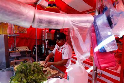 Un hombre vende tacos en un puesto callejero este 1 de enero en Ciudad de México.