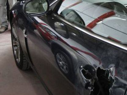 Uno de los coches que sufrió daños en el concesionario de Fuencarral.