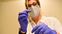 Una sanitaria prepara una jeringuilla con la vacuna de Janssen.