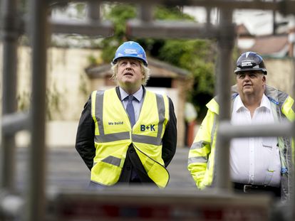 El primer ministro del Reino Unido, Boris Johnson, visita este lunes las obras de un instituto en Londres.