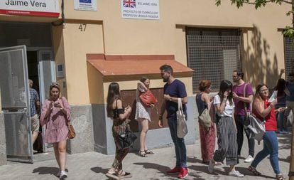 Opositores salen a descansar entre exámenes en el Instituto Jaime Vera de Madrid.