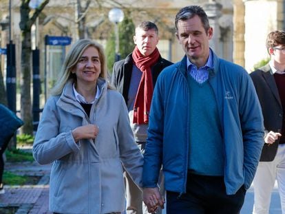 Iñaki Urdangarin y la infanta Cristina de Borbón el día de Navidad en Vitoria. Detrás, a la derecha, su hijo Pablo.