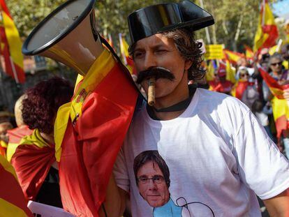Manifestante contra el separatismo catalán, el 27 de octubre en Barcelona.