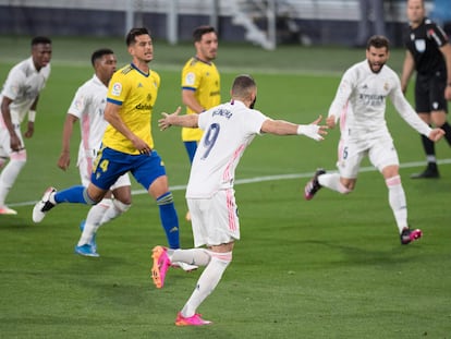 Benzema celebra su primer gol ante el Cádiz este miércoles en el Ramón de Carranza.