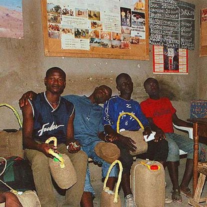 De izquierda a derecha, los cameruneses Nowe Claude, Biendou, Garba Atiku y Nvamain Soulé.