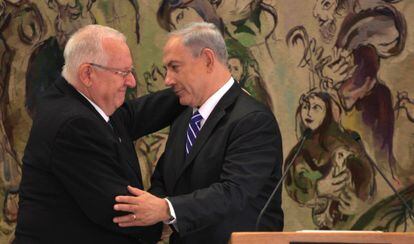Rivlin, presidente de Israel (izquierda), abraza a Netanyahu el d&iacute;a de su elecci&oacute;n en junio