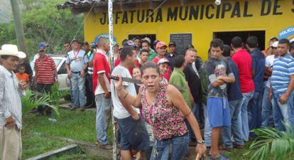 Linchamiento de un hombre que asesin&oacute; a un ni&ntilde;o en Honduras en 2013.