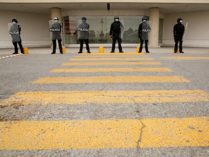 Agentes de la policía resguardan un centro comercial después de un saqueo en Ciudad Juárez, México, el 17 de abril.