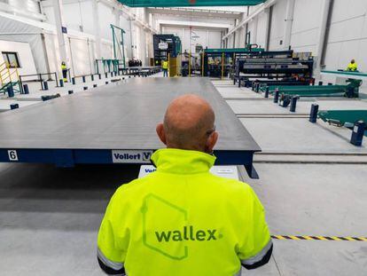 Interior de la fábrica Wallex en Aranda de Duero (Burgos) y uno de sus operarios.