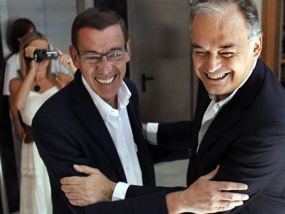 Esteban González Pons, a la derecha, saluda a Antonio Clemente en la sede del PP valenciano.