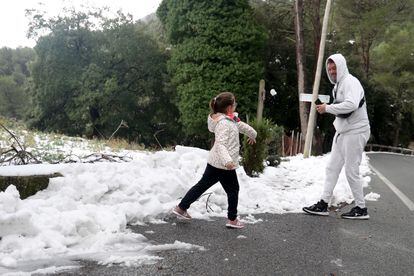 Un padre juega con su hija en la nieve en la serra de Tramuntana, este lunes en Mallorca.