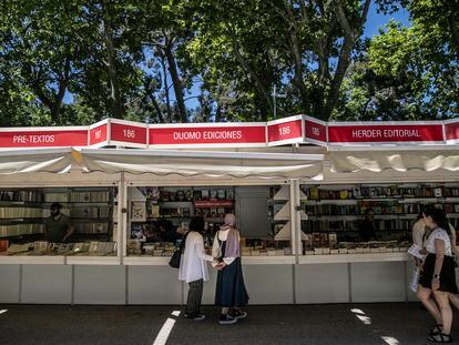 Visitantes de la Feria del Libro de Madrid, el pasado 27 de mayo.