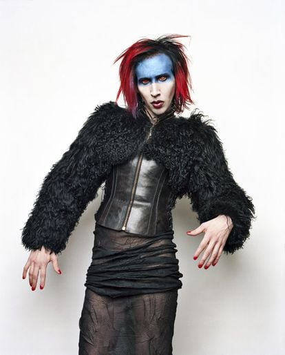 A finales de los años 90, Marilyn Manson realizó una gira conjunta con Courtney Love, que entonces lideraba la banda Hole. La banda azul que muestra la imagen es de aquella época. En uno de los conciertos, Love se burló de Manson en el escenario y se pelaron. En otro, ella intentó golpearle, pero no lo consiguió y terminó cayéndose sobre el escenario. Más tarde, la cantante abandonó la serie de conciertos. “Ahora somos amigos y nos reímos de eso”, recuerda Manson.