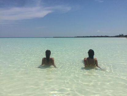 Dos turistas se bañan en Playa Pilar, en Cuba.