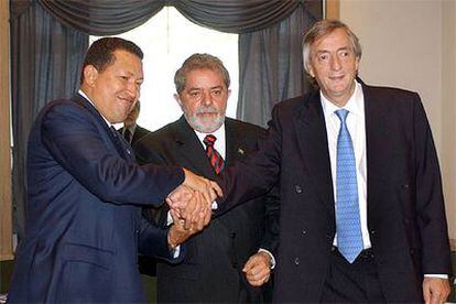 De izquierda a derecha, Chávez, Lula y Kirchner, tras la reunión celebrada ayer en Montevideo.