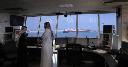 Sala de control en el puerto de Ras Laffan, a 80 kil&oacute;metros de Doha, el principal lugar de producci&oacute;n de gas natural administrado por Qatar Petroleum.&nbsp;