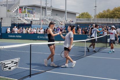 Jabeur se saluda con la bielorrusa Victoria Azarenka tras pelotear en una de las pistas del complejo Billie Jean King National Tennis Center.