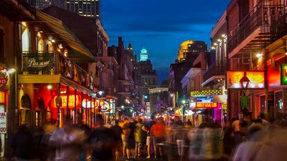 Viandantes paseando por la calle de Bourbon, repleta de bares y clubs en Nueva Orleans .