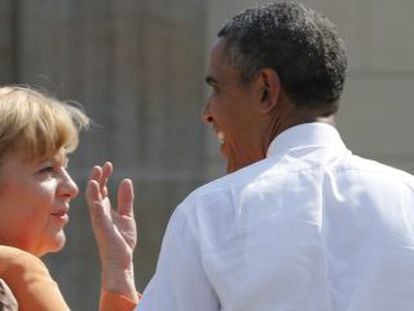 El presidente de EE UU, Barack Obama, charla con la canciller alemana, Angela Merkel en junio en Berl&iacute;n.  