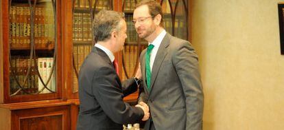 El 'lehendakari' Iñigo Urkullu y el alcalde de Vitoria, Javier Maroto, estrechan sus manos al inicio de la reunión de esta mañana.